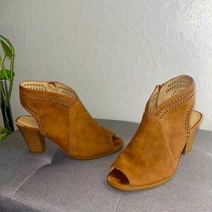 CL by Laundry Rylie Ankle Bootie Peeptoe Faux Leather Lasercut design 9.5